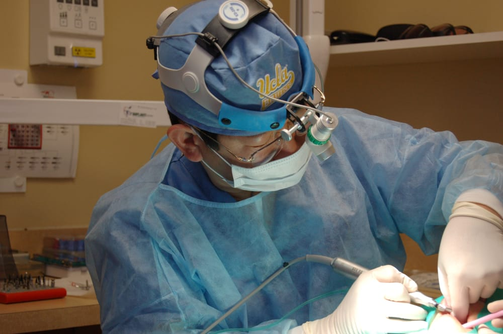 El Dr. Andre Lee durante un procedimiento dental