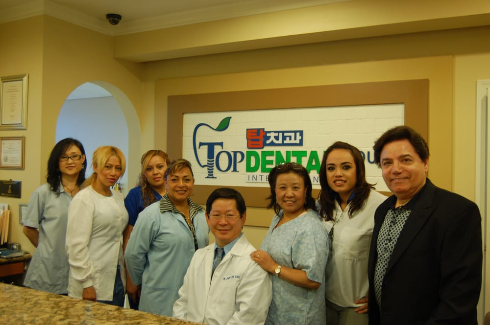 El Dr. Andre Lee y el equipo de Top Implant Center en recepción